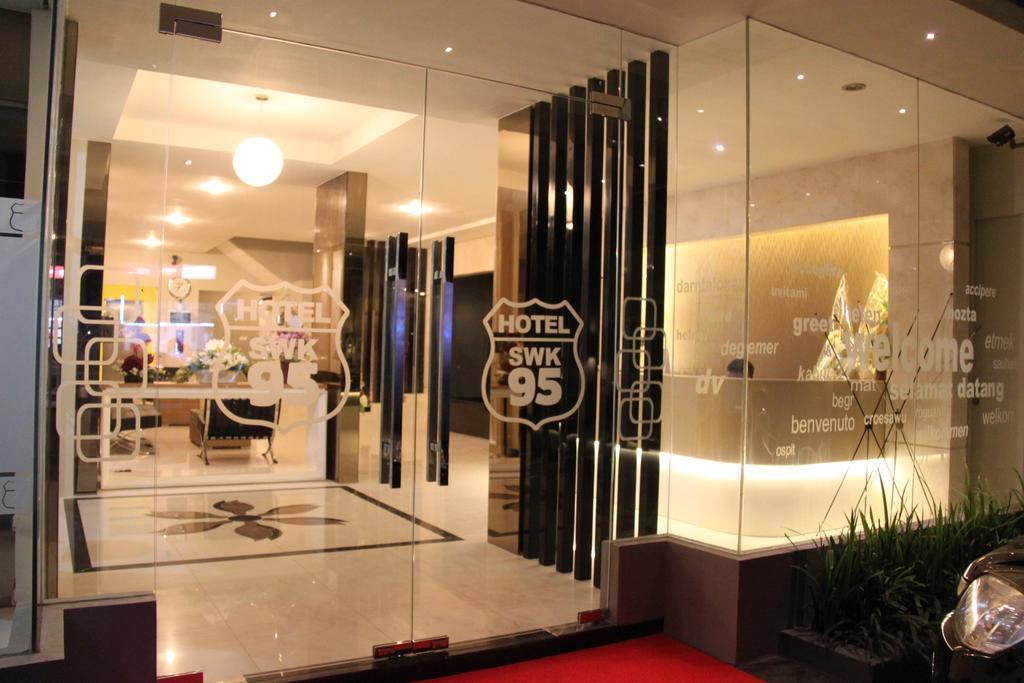 Swk 95 Hotel Surabaya Esterno foto
