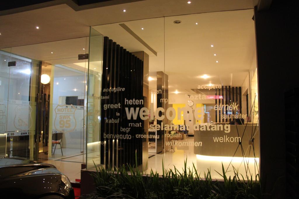 Swk 95 Hotel Surabaya Esterno foto